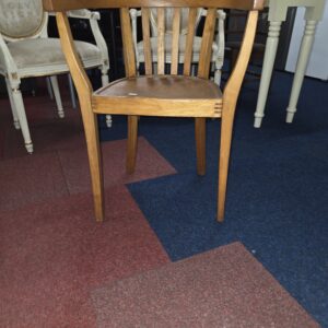 Vintage houten stoel met ronde rugleuning – retro design stoel