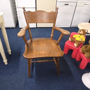 Vintage houten armstoel met gedraaide poten – klassieke stoel