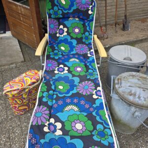 Vintage ligbed met bloemenprint
