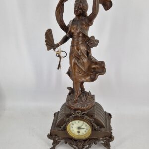 Antieke pendule met vrouwenbeeld – 70 cm hoog