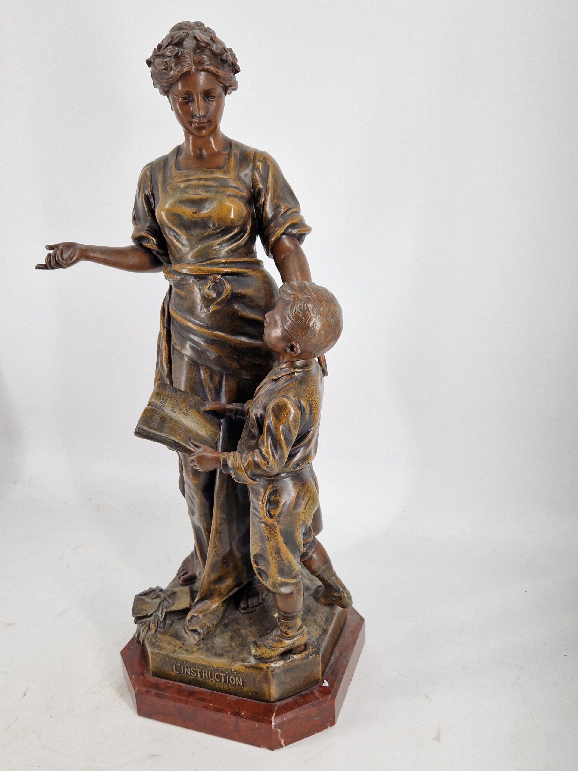 Bronzen beeld “L’Instruction” – vrouw met kind en boek op marmeren voet