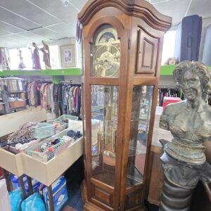 Klassieke staande klok met maanstand, slinger en gewichten