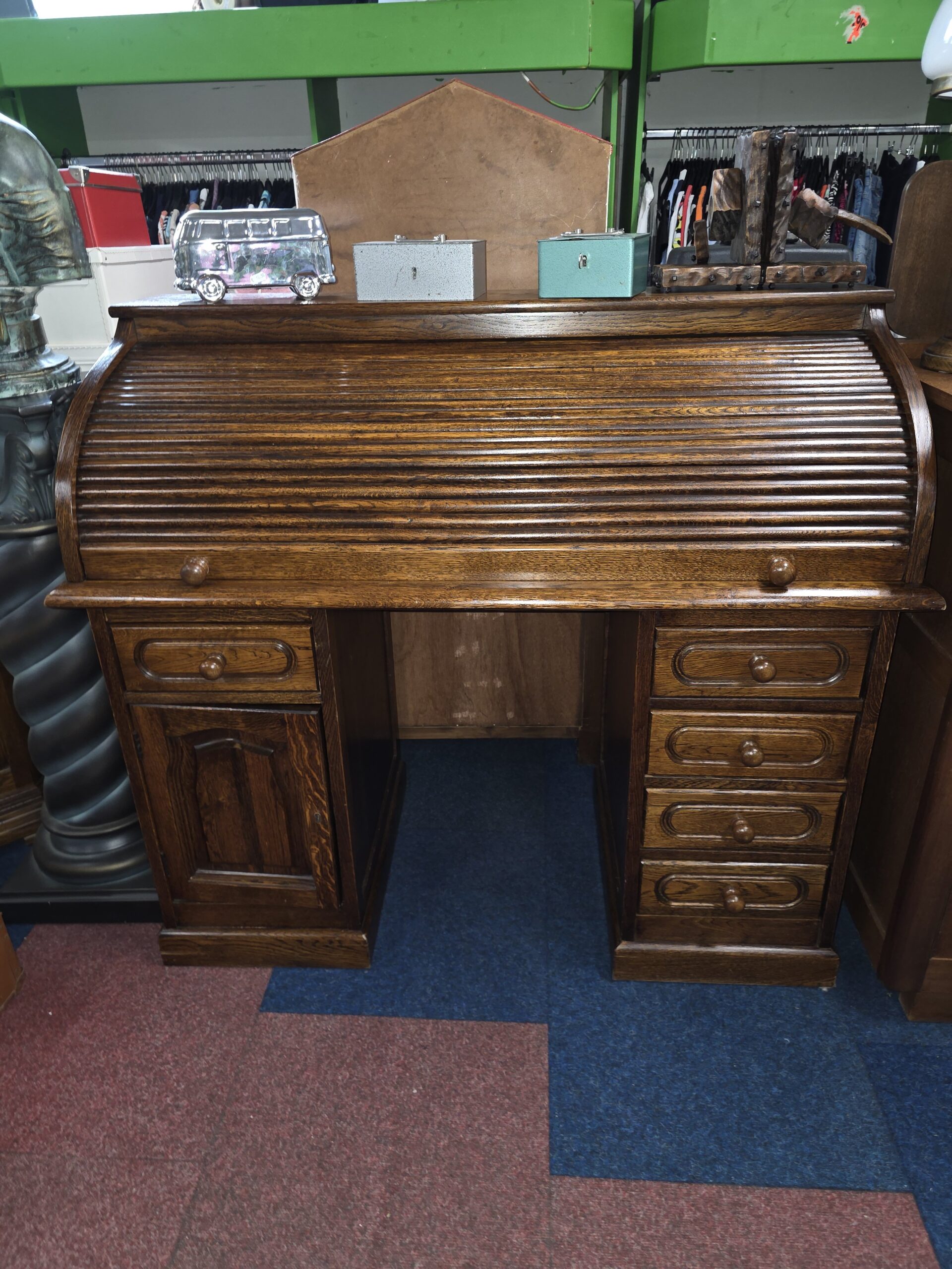 Klassiek houten rolluikbureau met lades