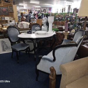 Luxe klassieke eetkamerset met marmeren tafel –  2 stoelen & 1 bank