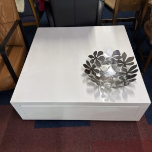 Witte salontafel met grote lade – modern design