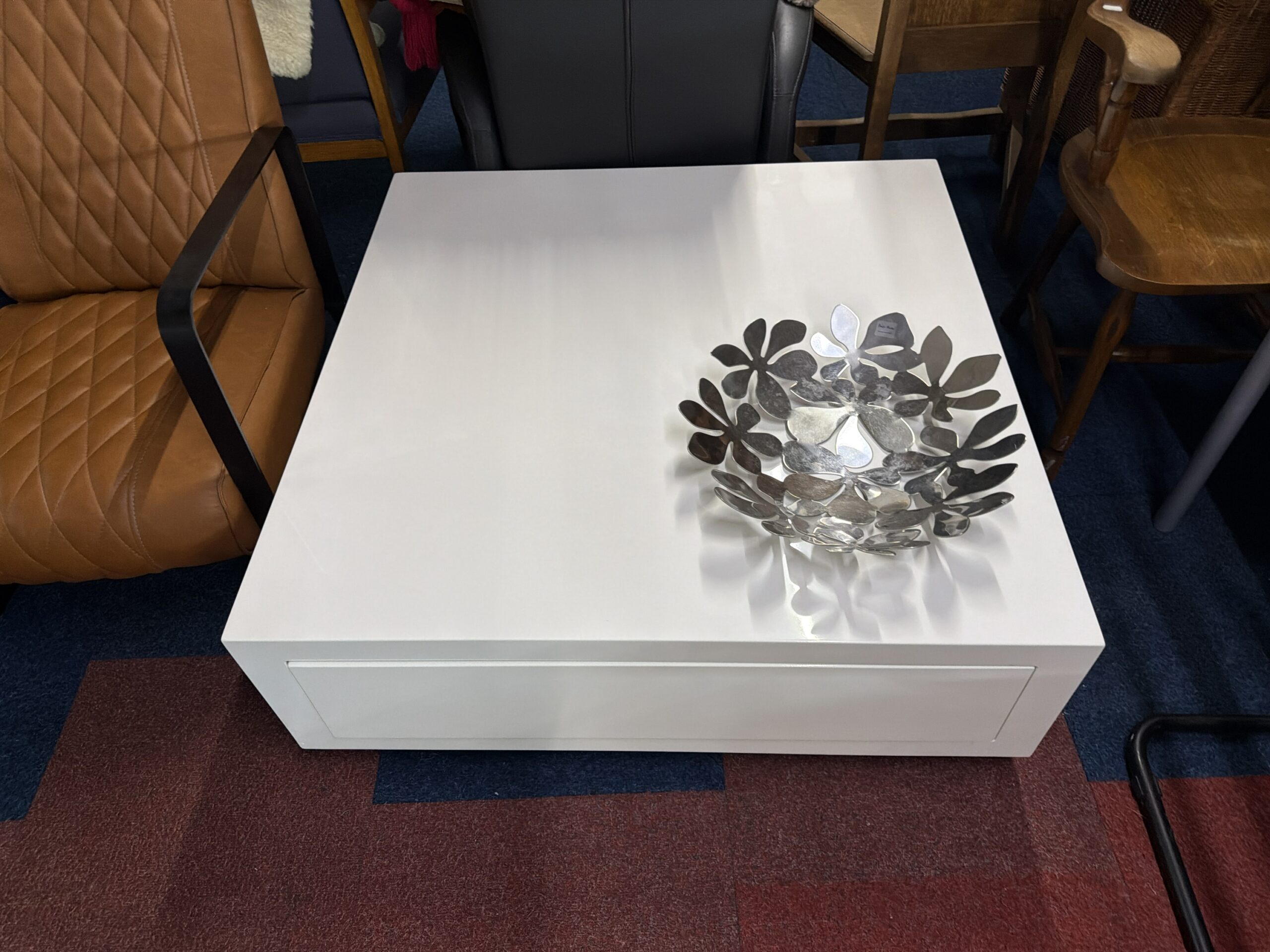 Witte salontafel met grote lade – modern design