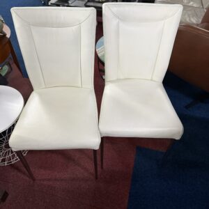 per stuk €60 2 witte eetkamerstoelen met slanke poten