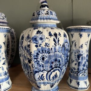 Grote blauw-witte keramieken dekselvaas met bloemendecor