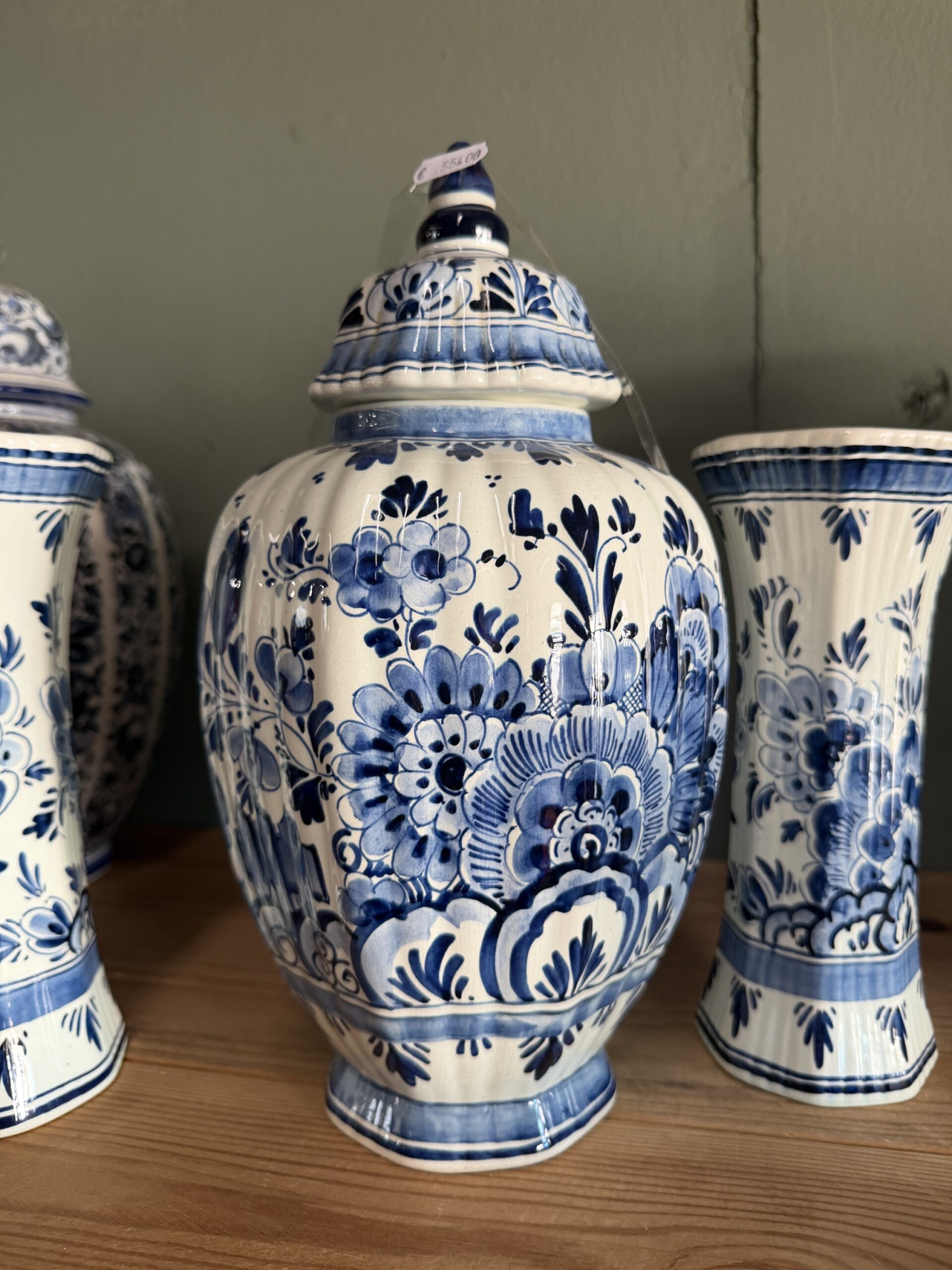 Grote blauw-witte keramieken dekselvaas met bloemendecor