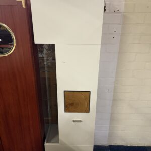 Moderne witte vitrinekast met glazen zijvak en houtaccent